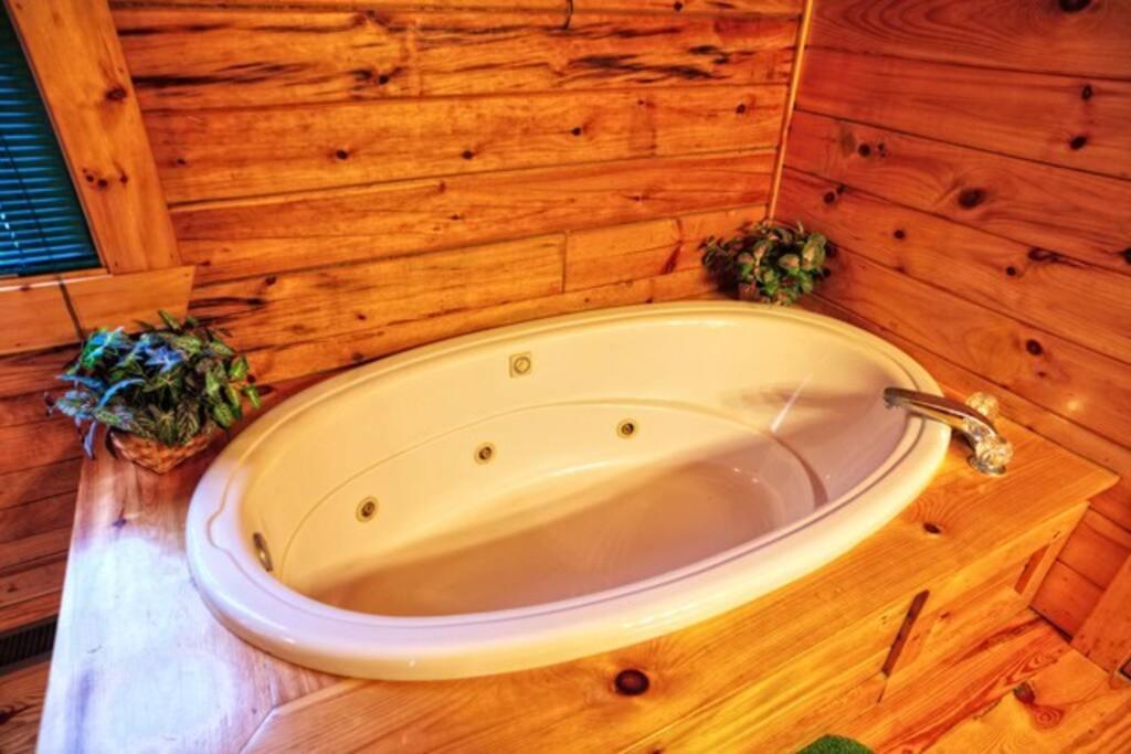 Mick's Hideaway - Semi-secluded *